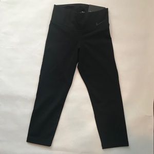 Nike ‘Legendary’ Dri-FIT Tight Fit Leggings